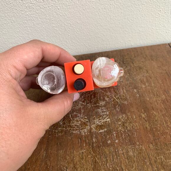 Vintage Lucite Pig Chef's Salt & Pepper Push Button Orange Dispenser - Picture 3 of 10